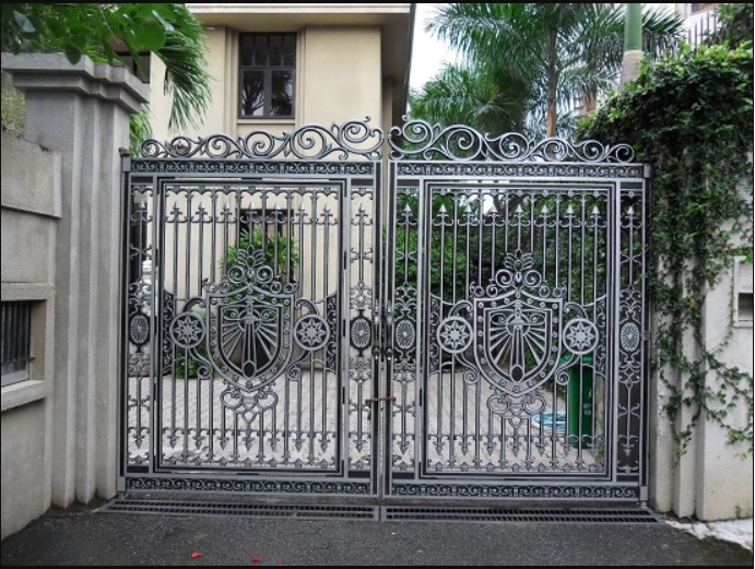 Mẫu cổng nhà bằng nhôm đúc màu xanh đẹp