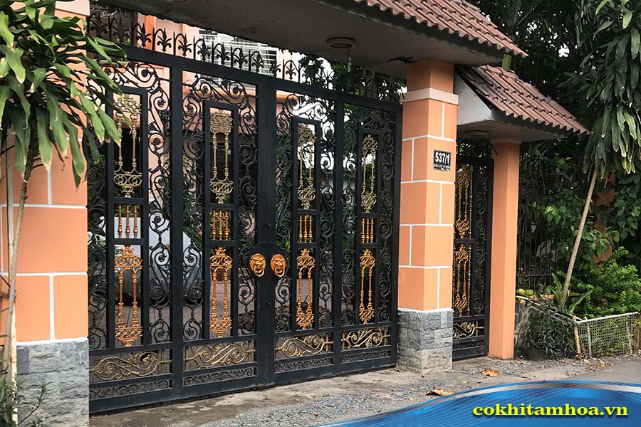 Cổng chất liệu sắt thép rất dễ thi công tạo hình