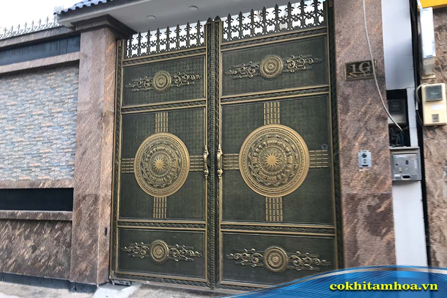 Cổng biệt thự bằng đồng