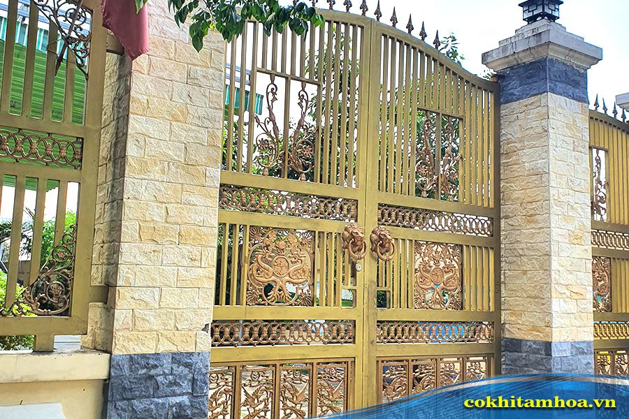 Cổng sắt 2 cánh tại vị trí cổng chính của ngôi nhà