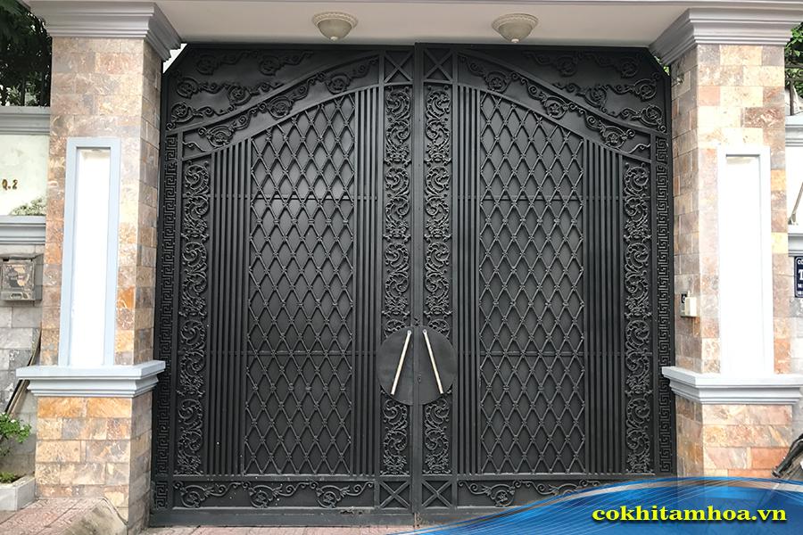 Mẫu cổng sắt hộp 2 cánh cổ điển