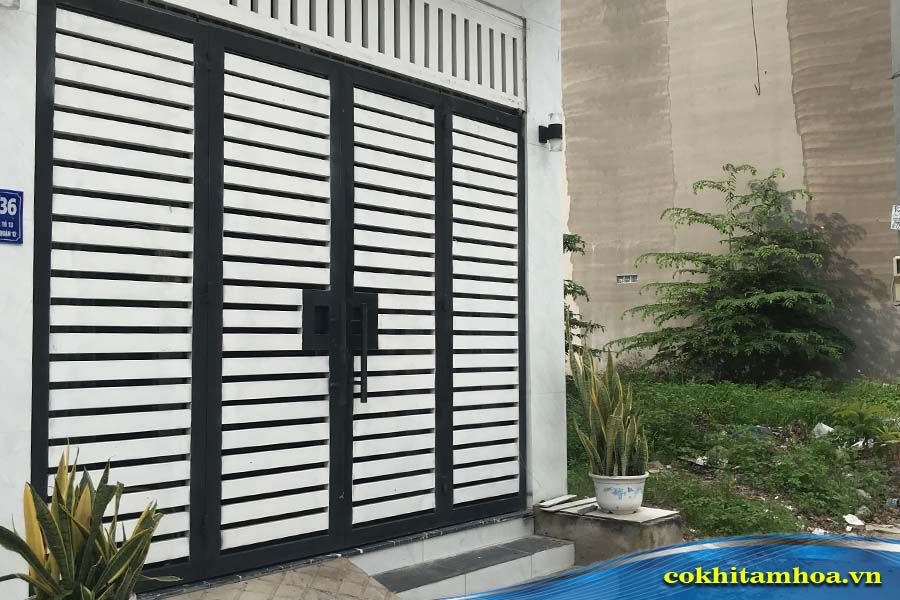 Mẫu cổng cửa sắt 2 cánh đơn giản đẹp