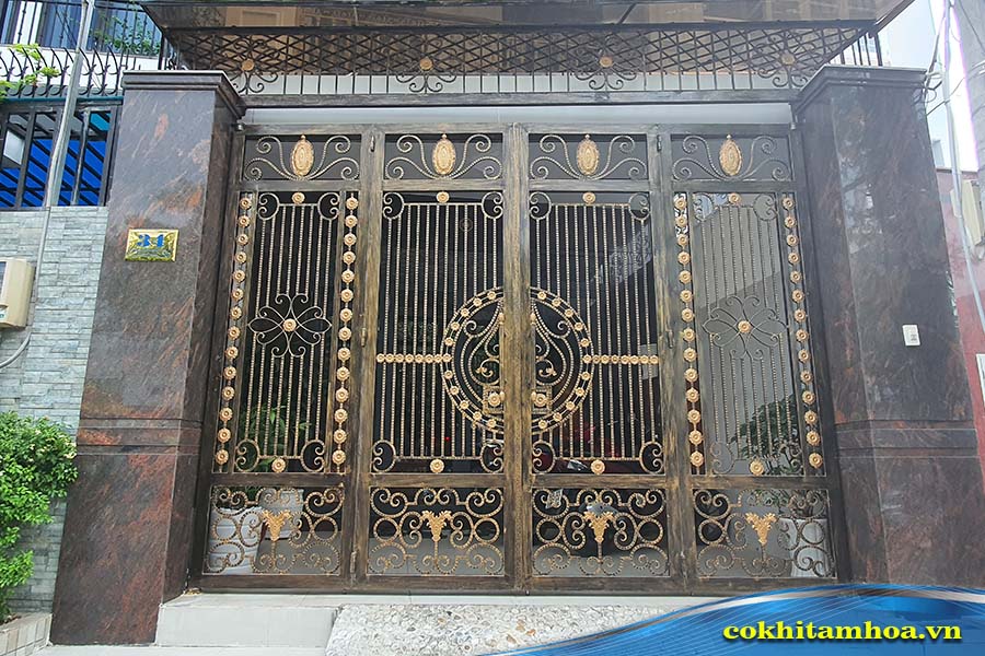 Cổng sắt 4 cánh sơn tĩnh điện phù hợp cho những không gian rộng rãi