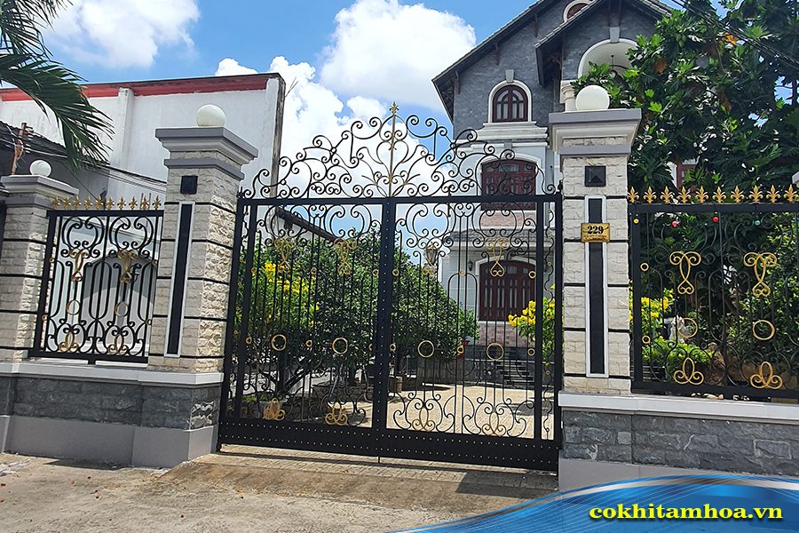 Cổng sắt nông thôn 2 cánh với hàng rào sắt đẹp mắt