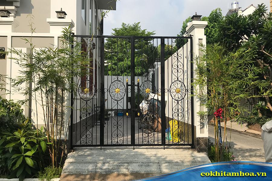 Cổng sắt đẩy bằng tay