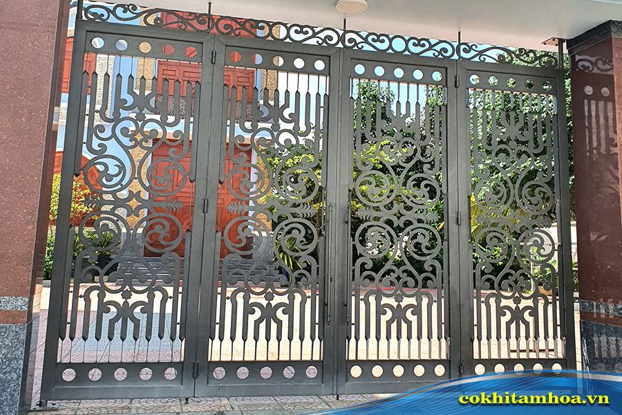 Cổng sắt 4 cánh đang rất được ưa chuộng hiện nay