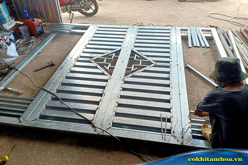 Gia công sản xuất cửa cổng sắt hộp