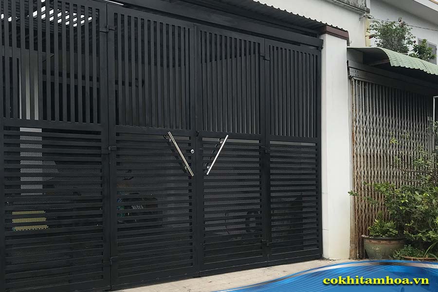 Mẫu cổng sắt hộp 4 cánh 082