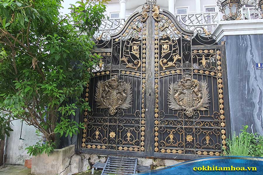 Mẫu cổng sắt mỹ thuật dành cho biệt thự 014