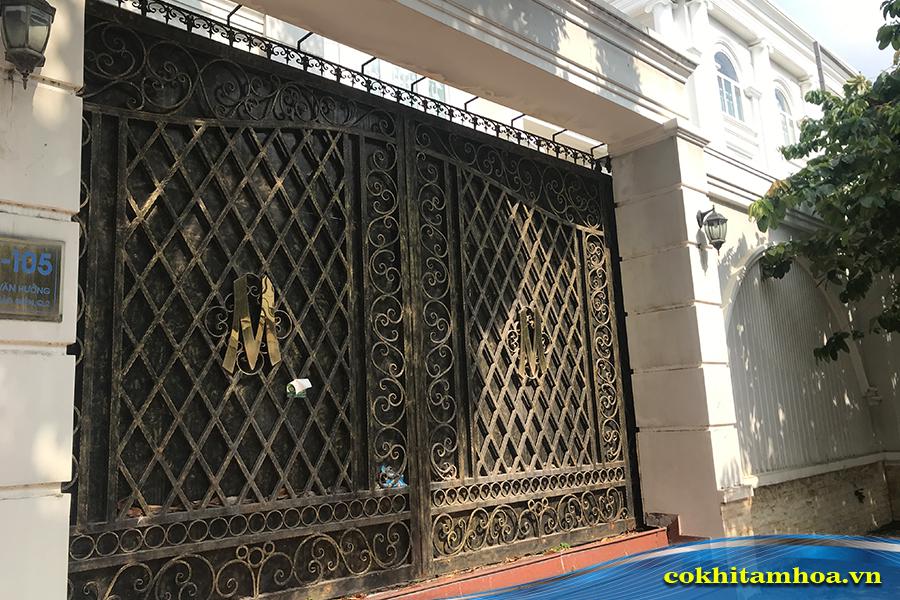 Mẫu cổng sắt mỹ thuật dành cho biệt thự 076