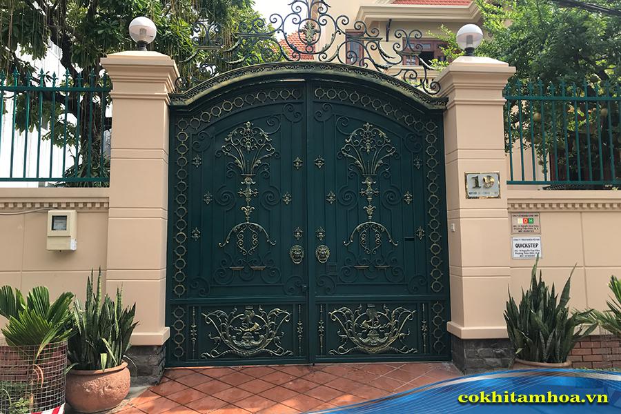 ​​​​​​​Mẫu cổng sắt mỹ thuật dành cho biệt thự 080