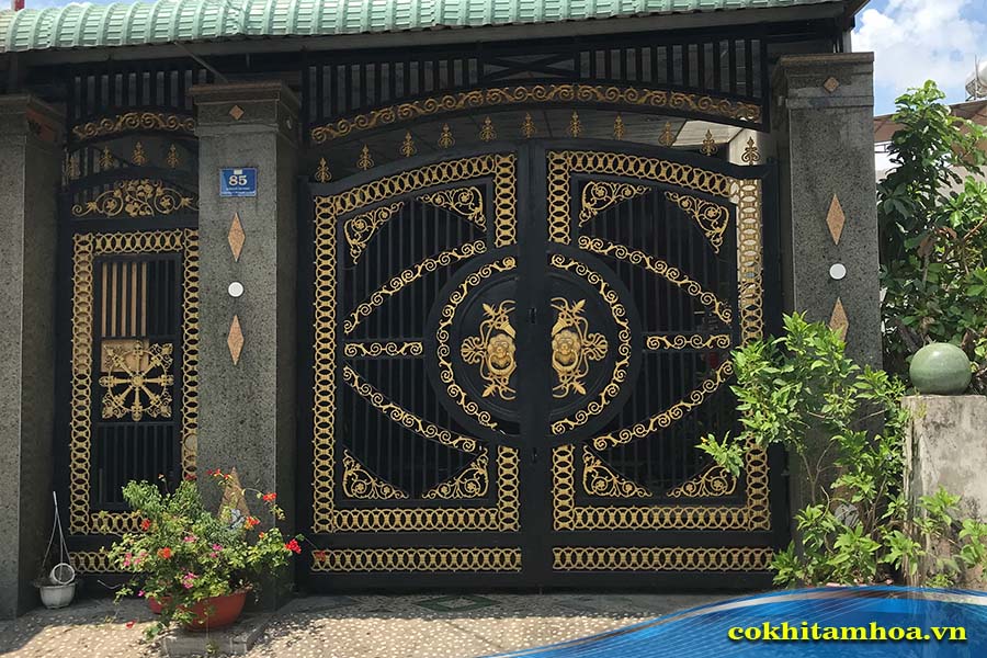 Mẫu cửa cổng sắt 3 cánh nghệ thuật