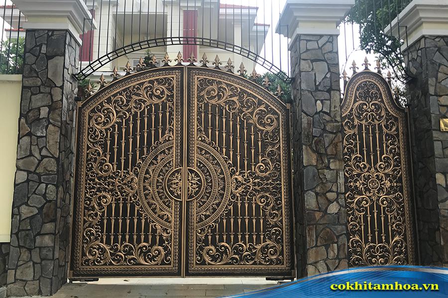 Mẫu cửa cổng sắt 3 cánh tân cổ điển