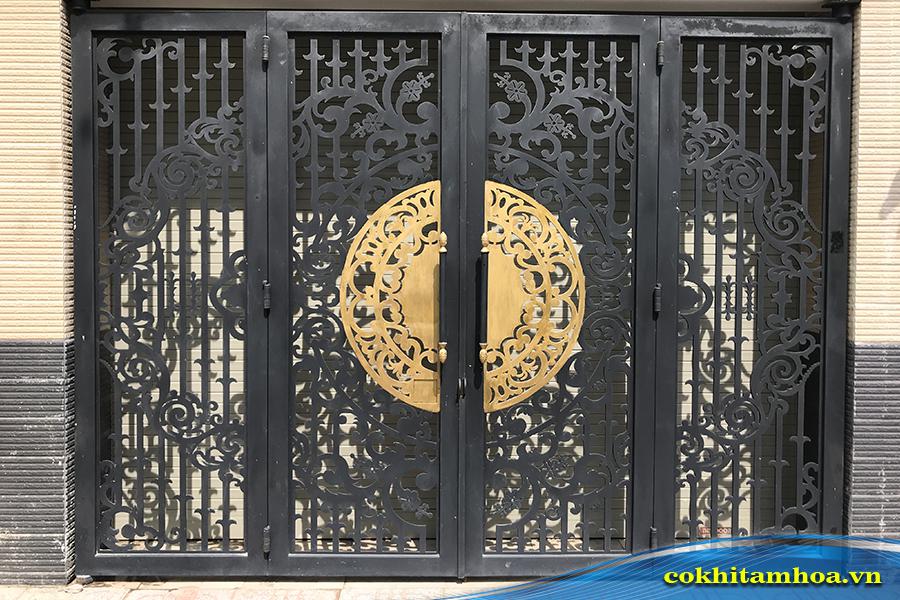 Mẫu cửa cổng nhôm đúc mạ vàng cao cấp