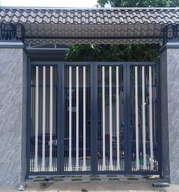 Cổng sắt sơn tĩnh điện được làm từ chất liệu sắt và phủ lớp sơn tĩnh điện ở bên ngoài