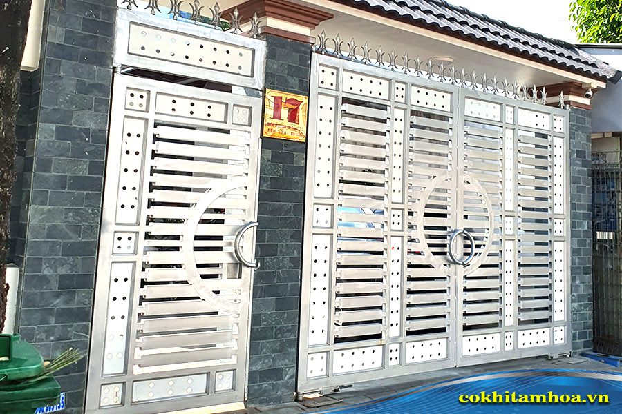 Mẫu cửa cổng sắt hộp 3 cánh đẹp
