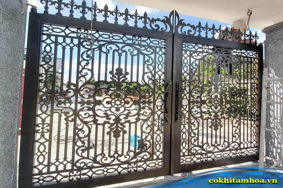 Thi công lắp đặt cổng sắt cắt CNC