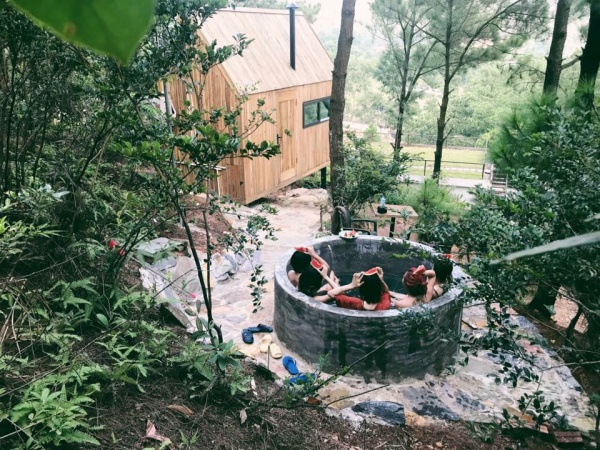Hình 5: Hình ảnh Nhà Gỗ Rừng Thông của Homestay Nhà Bên Rừng