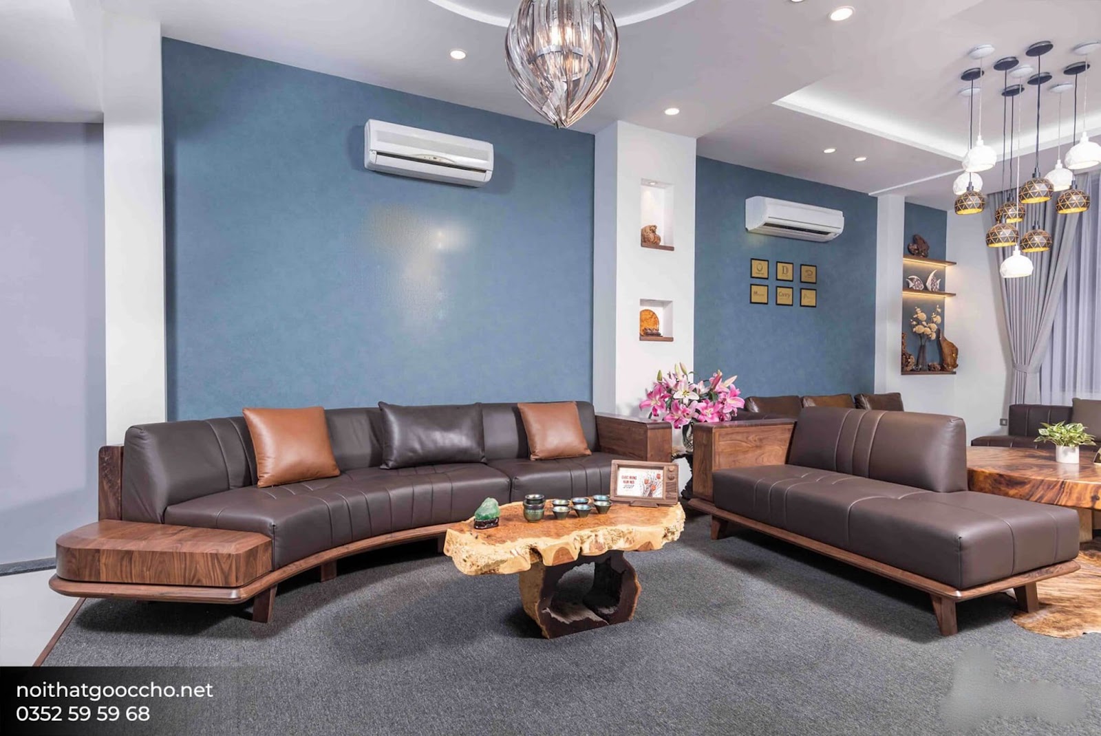 Sofa gỗ có chó cong cách điệu kết hợp cùng sofa đơn và bàn trà nu