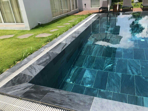 Đá sọc dưa Nghệ An mài bóng được sử dụng nhiều để lát thành bể bơi