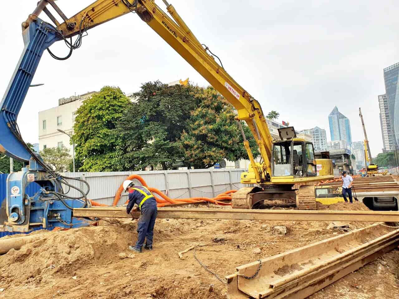 Phương pháp đóng cừ Larsen bằng búa rung mang lại nhiều ưu điểm vượt trội trong quá trình thực hiện