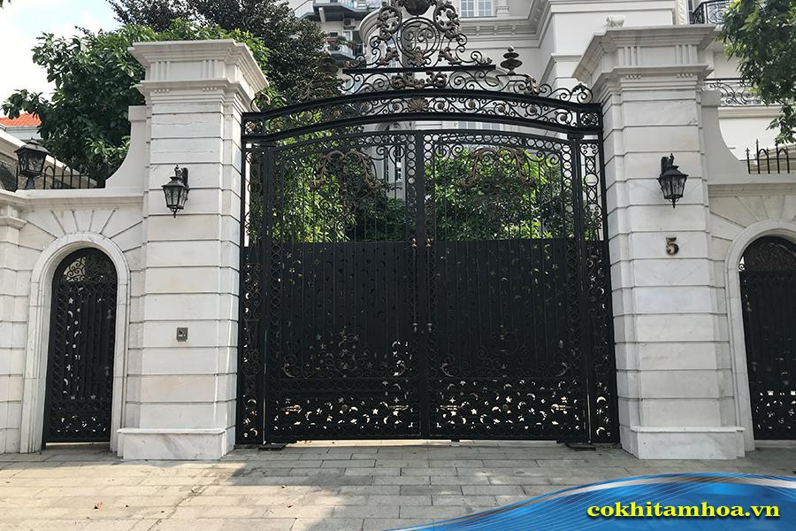 Mẫu cổng sắt mỹ thuật 2 cánh 082