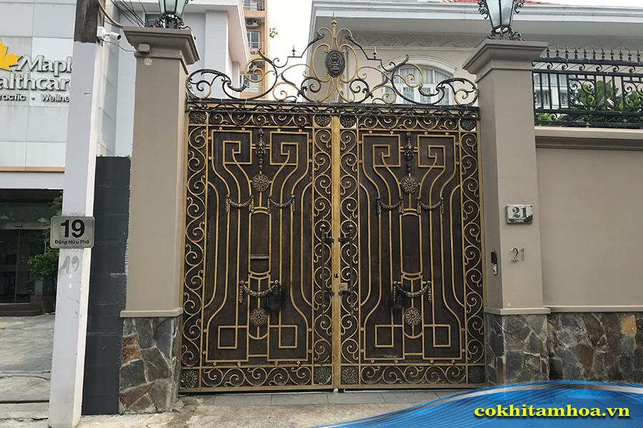 Mẫu cổng sắt mỹ thuật 2 cánh 084