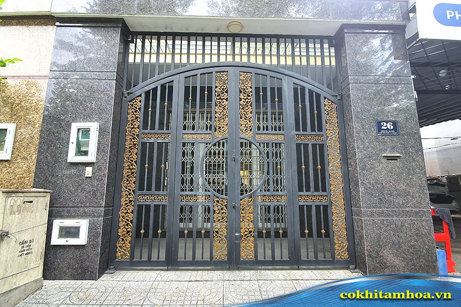 ​​​​​​​Mẫu cửa sắt mỹ thuật 4 cánh 011