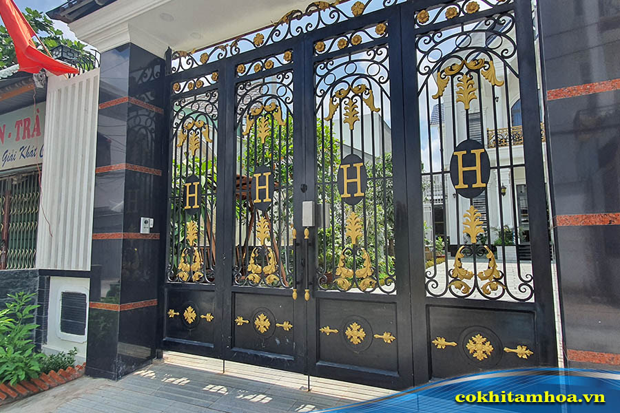 Mẫu cửa sắt mỹ thuật 4 cánh 025