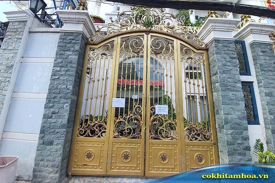 ​​​​​​​Mẫu cửa sắt mỹ thuật 4 cánh 102